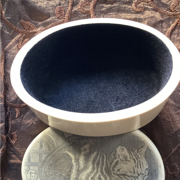 Cat & Mouse Faux Scrimshaw Oval Trinket Box 1990s - Picture 7 of 10